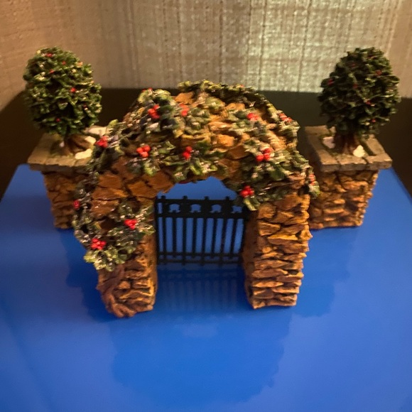 Dept 56 Stone Corner Posts with Holly Tree And Stone Archway - Picture 8 of 11